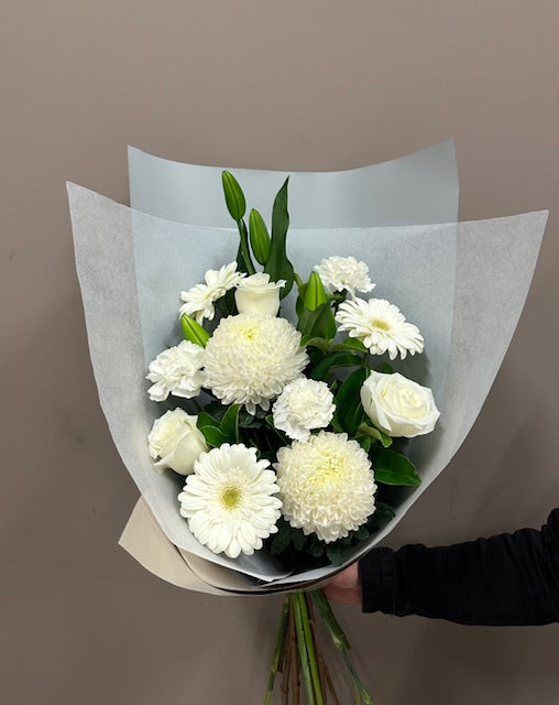Oscar - Seasonal White Bouquet